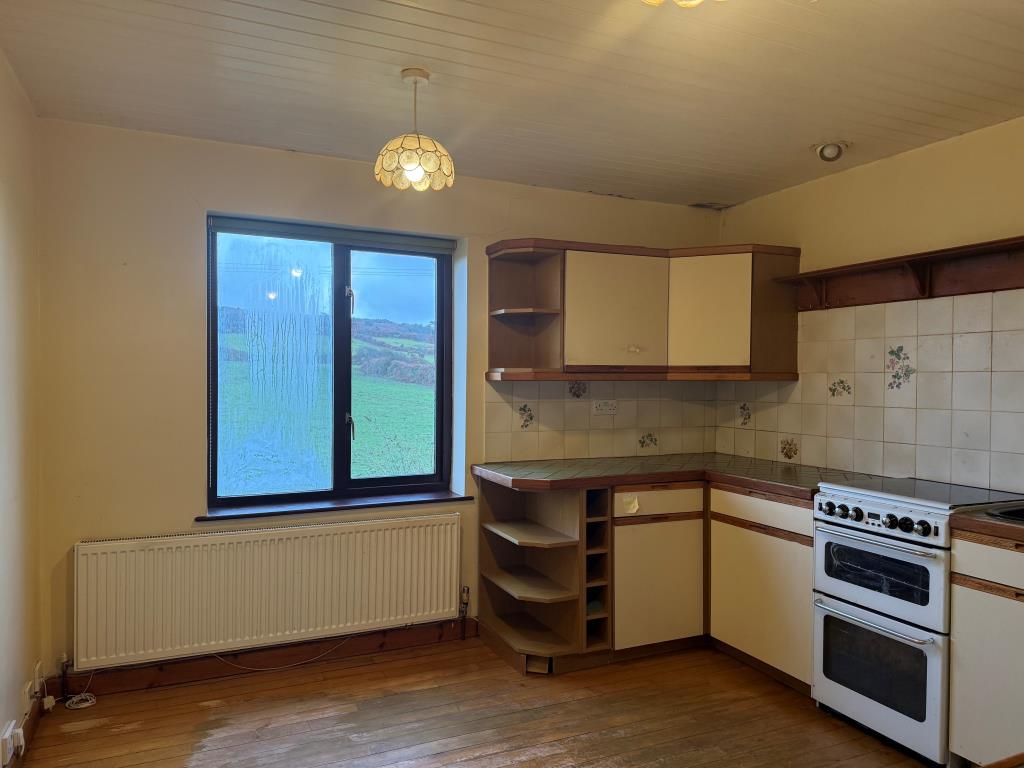 Lot: 174 - COACH HOUSE WITH SPACIOUS ACCOMMODATION PLUS FOUR SELF CONTAINED GARAGES AND PARKING - 